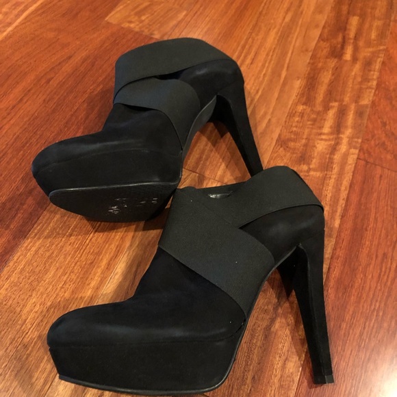 STUART WEITZMAN KILGORE SUEDE BOOTIE - NWT - Picture 2 of 3
